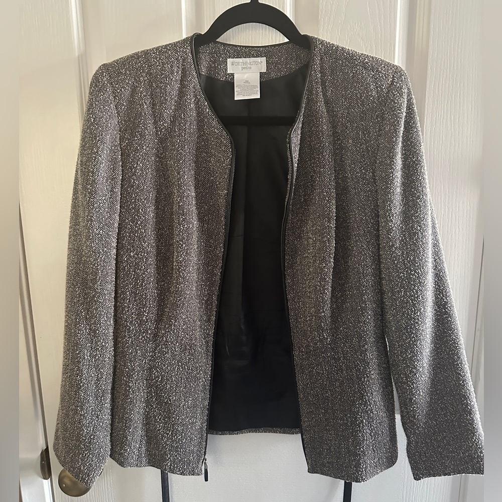 Worthington ZipUp Blazer/Jacket
Black leather trim and belt
Size 10P
Vintage!